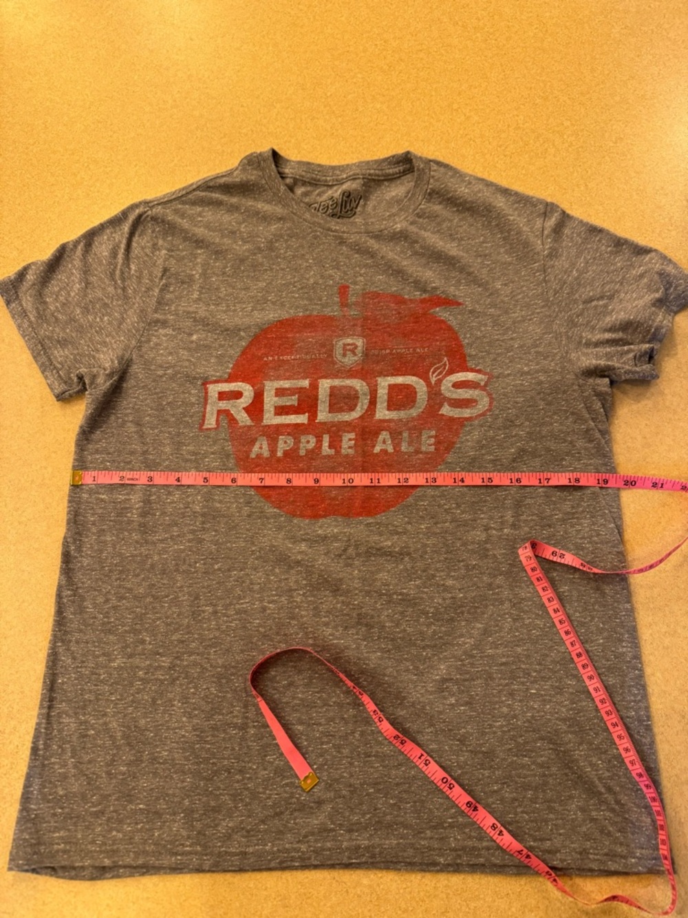 Redd's Apple Ale Men's Gray Short Sleeve Graphic Tee - Picture 1 of 3